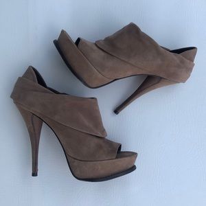 Elizabeth & James taupe suede platform heels 7.5B